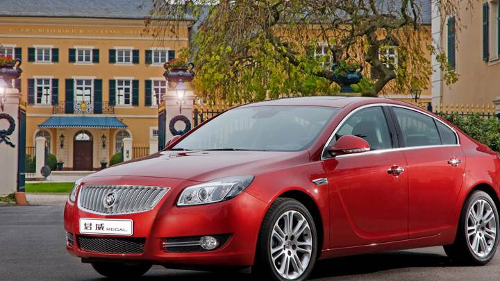 Side Front Pose Of 2008 Buick Regal 2.0 Turbo In Red